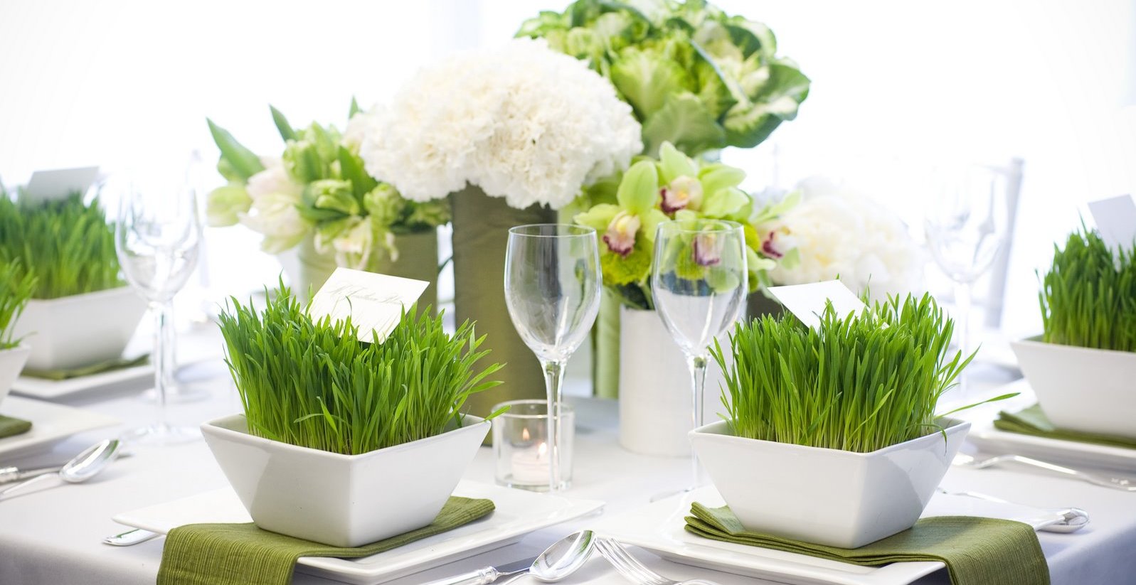 Зелена трава в декорі столу